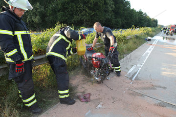 Grosshansdorf  Deutschland  Aufraeumarbeiten nach einem Unfall auf der A1