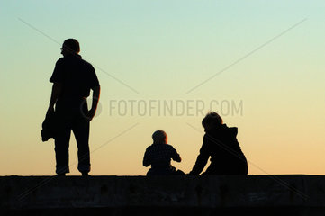 Silhouette einer Familie mit Kind