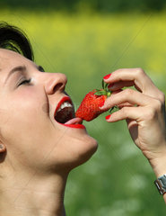 Leipzig  Deutschland  eine Frau verzehrt eine Erdbeere