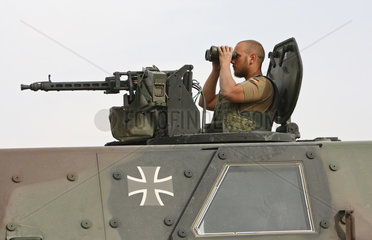 Feyzabad  Afghanistan  Bundeswehr- ISAF Soldat in der Luke eines Dingos