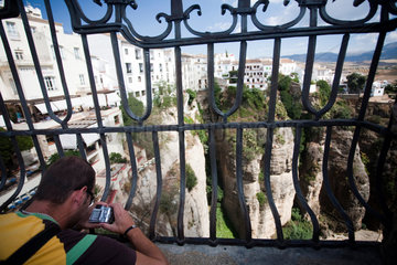 Ronda  Spanien  ein Tourist schaut in die El Tajo Schlucht