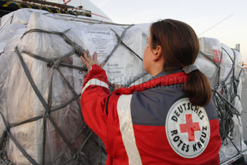 Schoenefeld  Deutschland  Hilfsguetertransport des Deutschen Roten Kreuzes fuer Pakistan