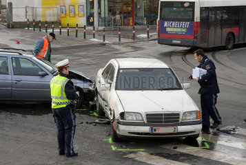 Wien  Oesterreich  Polizisten bei der Sicherung eines Verkehrsunfalls