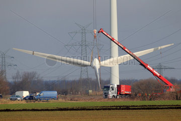 Juebek  Deutschland  alte Windkraftanlage wird durch modernere ersetzt