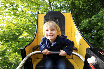 Tolk  Deutschland  ein Kind in der Schmetterlingsbahn im Freizeitpark Tolk-Schau