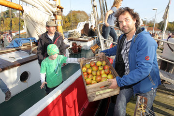 Gluecksburg  Deutschland  Verkauf von Aepfeln auf der traditionellen Apfelfahrt