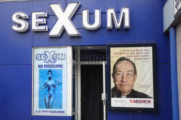 Hamburg  Deutschland  Plakat der Hilfsorganisation Misereor am Eingang des Erotik-Kinos Sexum