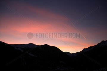 Tirol  Morgendaemmerung in den Alpen