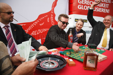 Berlin  Deutschland  Parodie am Bankenaktionstag  Banker spielen Roulette