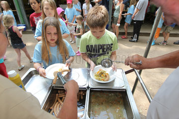 Ploen  Deutschland  Kinder bei der Essensausgabe im Zeltlager Adlerhorst