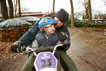 Mutter mit Tochter auf einem Motorrad  Norddeutschland
