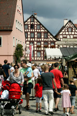 Altdorf  Deutschland  Fussgaenger in der Altstadt mit Fachwerkhaeusern