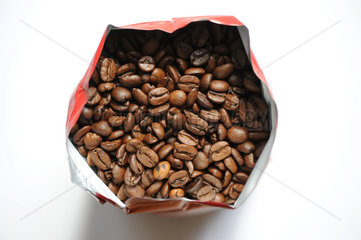 Berlin  Deutschland  ein Pfund geroestete Kaffeebohnen in einer Vakuumverpackung