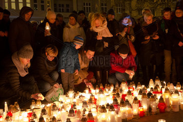 Polen  Poznan - Menschen versammeln sich im Gedenken an den ermordeten Buergermeister von Danzig