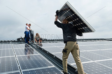 Breitenburg  Deutschland  auf einem Dach werden Solaranlagen montiert