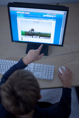 Berlin  Deutschland  ein Junge spielt am Computer