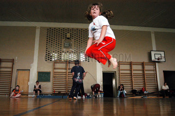 Uebergewichtige Kinder beim Sport mit Physiotherapeutin.