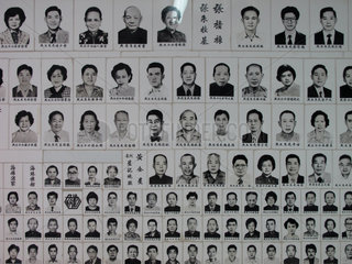 Hongkong  China  Portraets von Menschen auf Kacheln auf der Insel Cheung Chau