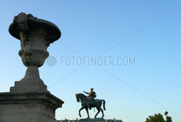 Paris  Reiterstatue und Steinvase