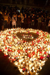 Polen  Poznan - Menschen versammeln sich im Gedenken an den ermordeten Buergermeister von Danzig