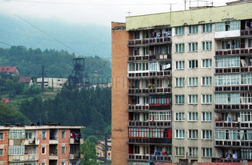 Wohnblocks und ein Foerderturm im rumaenischen Kohlerevier