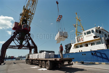 Beladung eines Schiffes mit Stueckgut im Handelshafen von Kaliningrad  Russland