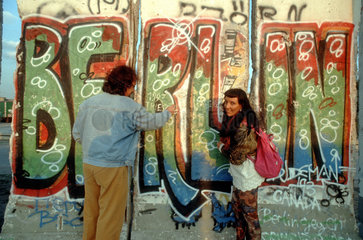 Touristen begutachten Reste der Berliner Mauer