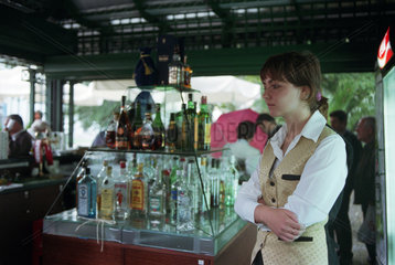 Junge Kellnerin in einer Open-Air-Bar in Sofia
