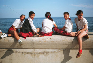 Kinder auf der Strandpromenade von Havanna