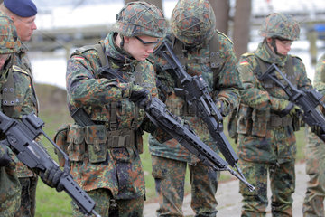 Ploen  Deutschland  Rekruten der Bundeswehr bekommen eine Einweisung ins G36