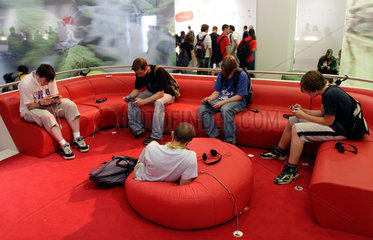 Leipzig  GC Games Convention 2005 - Jugendliche probieren die neue PSP