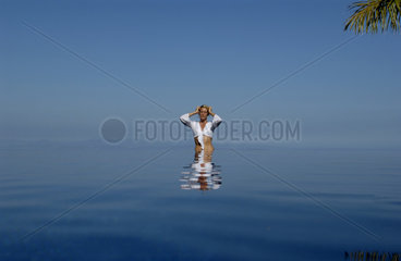 Junge Frau in der Morgensonne am Swimmingpool  Costa Rica