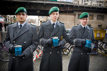 Berlin  Deutschland  Soldaten sammeln fuer die Kriegsgraeberfuersorge