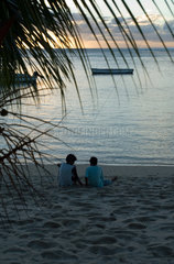 Paar am Strand bei La Morne Brabant (Mauritius)