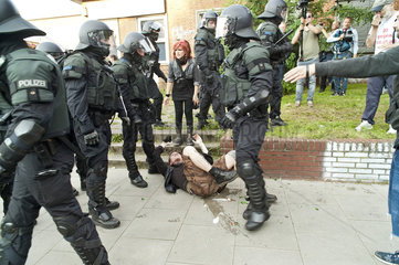 G20 Proteste am Schulterblatt im Schanzenviertel - Polizisten werfen Mann zu Boden