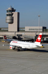 Eine Passagiermaschine auf dem Flughafen Zuerich (Schweiz)