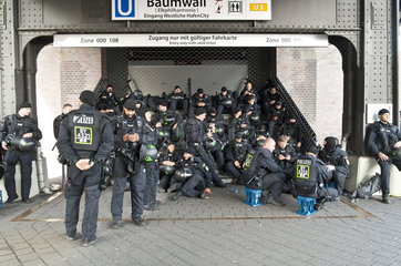Absperrungen in der Naehe der Elbphilharmonie - Polizisten