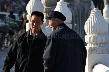 Peking  zwei alte Maenner unterhalten sich
