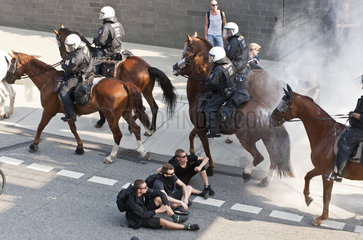 Berittene Polizei und Demonstranten am U-Bahnhof Baumwall