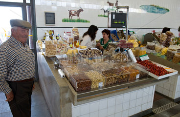 Olhao  Portugal  Susswarenstand in einer Markthalle in Olhao