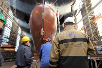 Flensburg  Deutschland  Arbeiter der Flensburger Schiffbaugesellschaft (FSG) begleiten einen Stapellauf