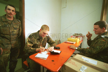 Deutsche Soldaten in Prizren  Kosovo  schreiben Briefe nach Hause