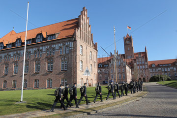 Flensburg  Deutschland  Soldaten vor der Marineschule Muerwik in Flensburg