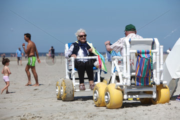 Sankt Peter-Ording  Deutschland  Senioren in Strandrollstuehlen am Strand von Sankt Peter-Ording