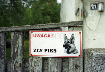 Warnschild: -Vorsicht! Bissiger Hund-  Polen