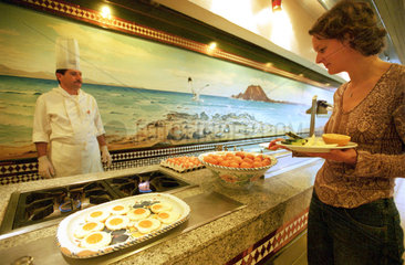 Hotelgast am Buffet  Fuerteventura