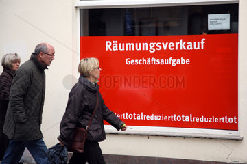 Warnemuende  Deutschland  ein Schaufenster mit der Aufschrift Raeumungsverkauf
