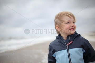 Hvide Sande  Daenemark  ein Junge am Strand