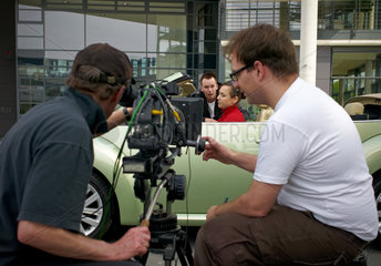 Berlin  Deutschland  Kameramaenner bei den Dreharbeiten zum einem Studentenfilm