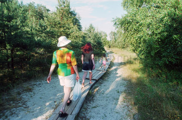 Touristen gehen zum Strand in Morskoje (Pillkoppen)  Kaliningrad  Russland